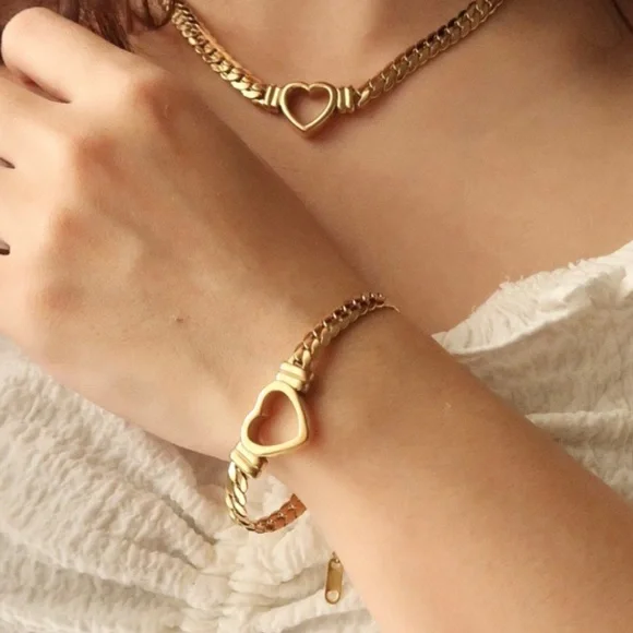 Waterproof hollow heart bracelet - Picture 1 of 2